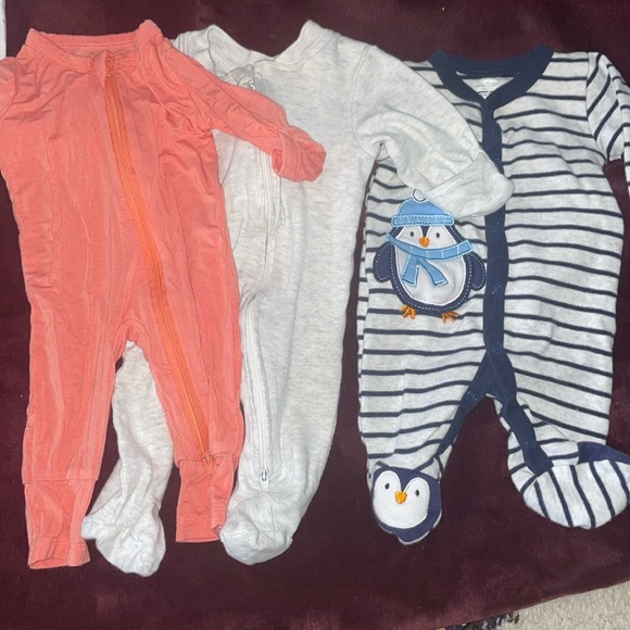 Lot of newborn onesies and footies - Picture 2 of 8